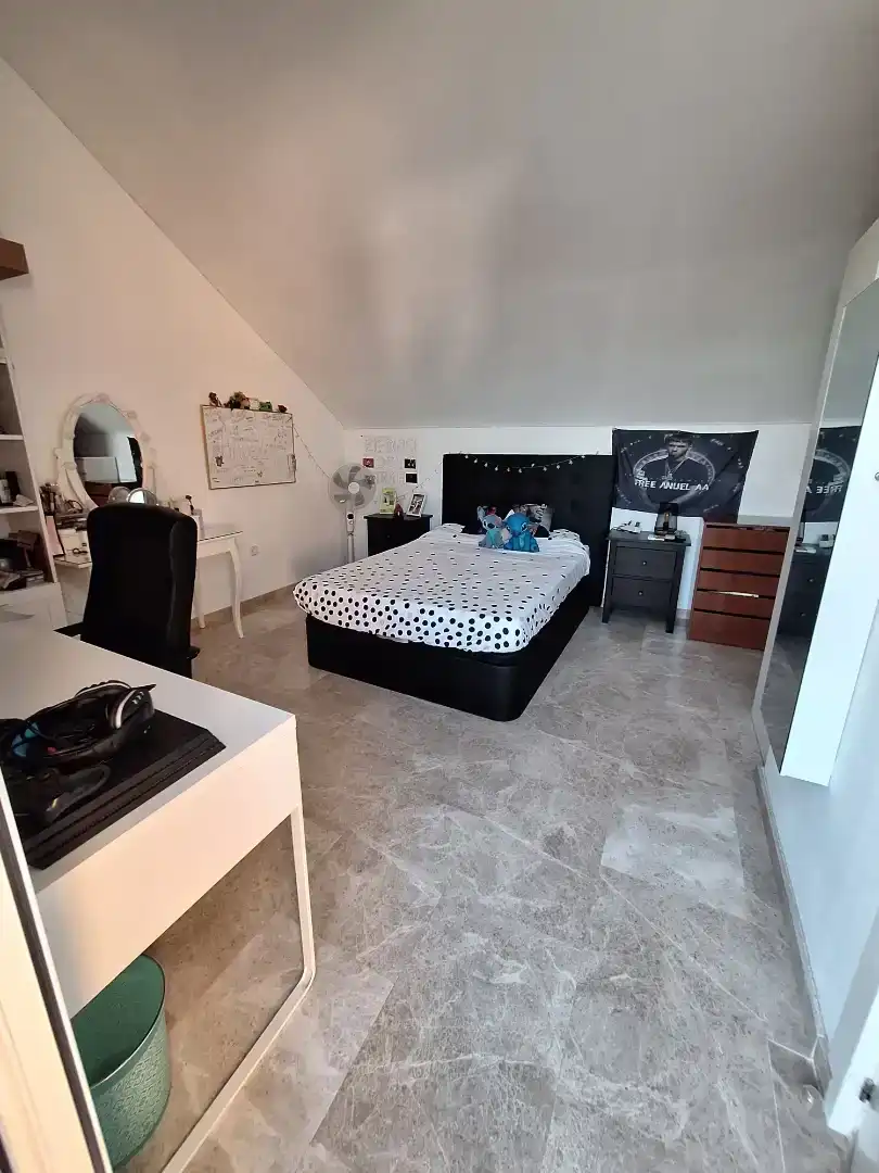 Habitación de Casa adosada en venta en Marbella con Jardín privado, Balcón y Piscina comunitaria