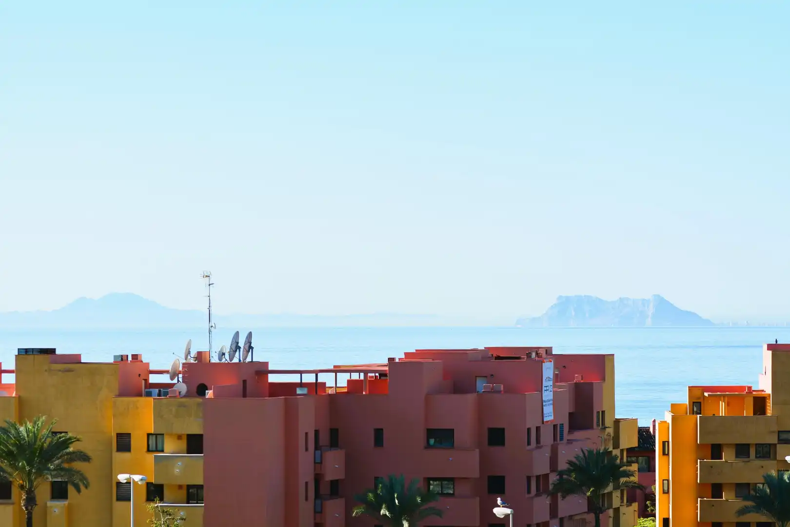 Vista exterior de Casa adosada en venda en Estepona amb Aire condicionat, Calefacció i Jardí privat