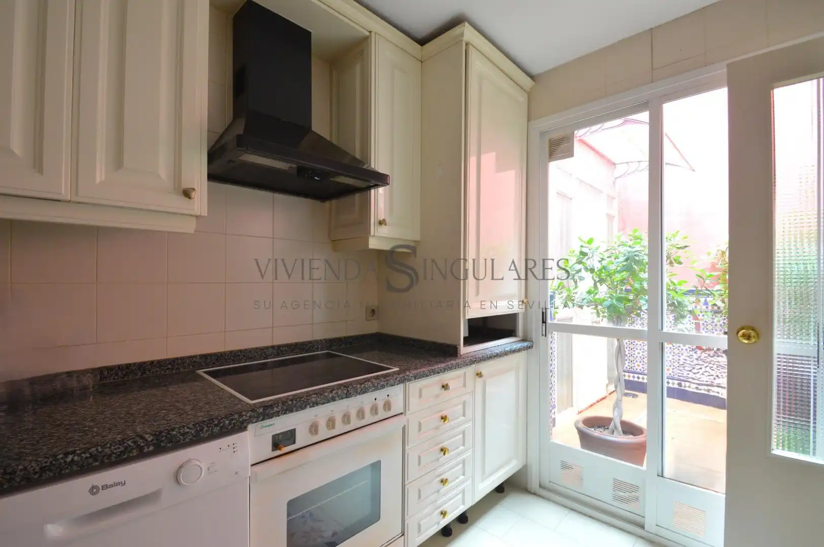 Küche von Einfamilien-Reihenhaus zum Verkauf in  Sevilla Capital mit Klimaanlage, Privatgarten und Terrasse