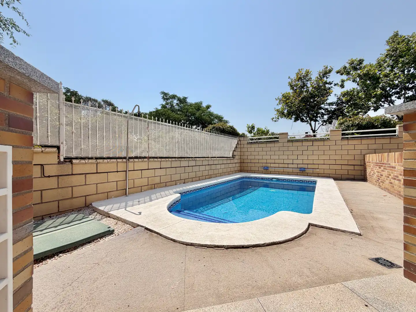 Piscina de Casa adosada en venda en Ugena amb Aire condicionat, Calefacció i Jardí privat