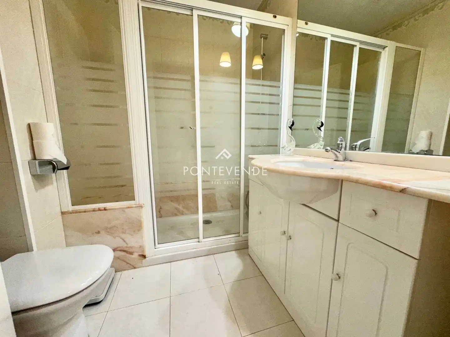 Badezimmer von Maisonette zum Verkauf in Bueu mit Klimaanlage, Heizung und Terrasse