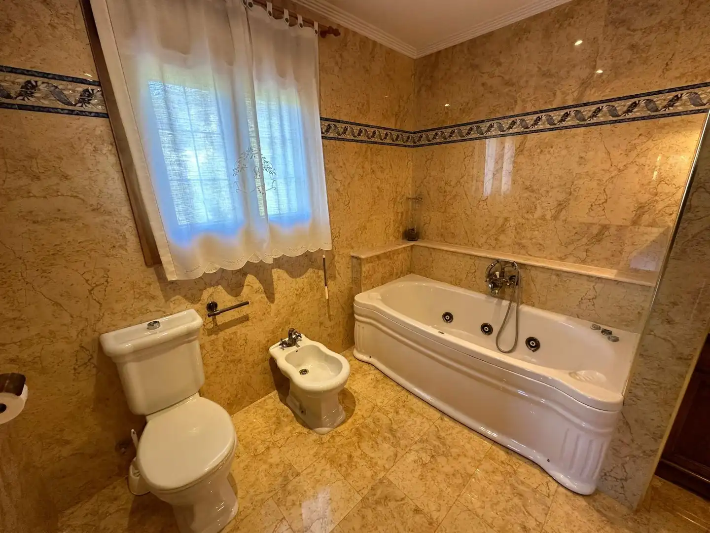 Bany de Casa o xalet en venda en Benicasim / Benicàssim amb Aire condicionat, Jardí privat i Terrassa