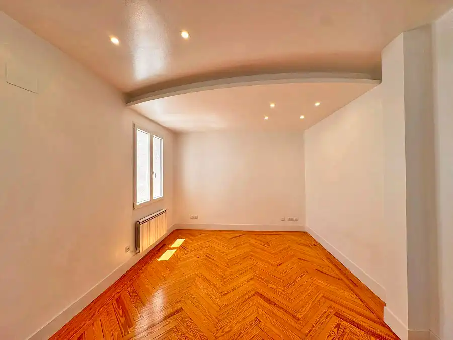 Schlafzimmer von Wohnung zur Miete in Madrid mit Heizung, Parkett und Ofen