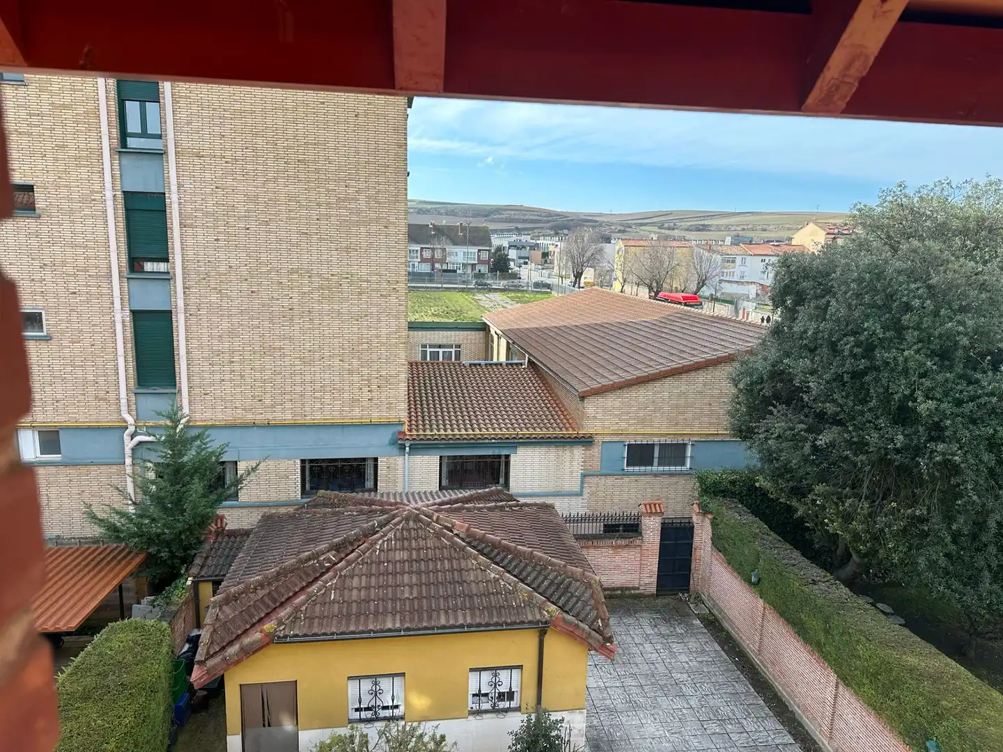 Vista exterior de Casa adosada en venda en Burgos amb Calefacció, Jardí privat i Traster