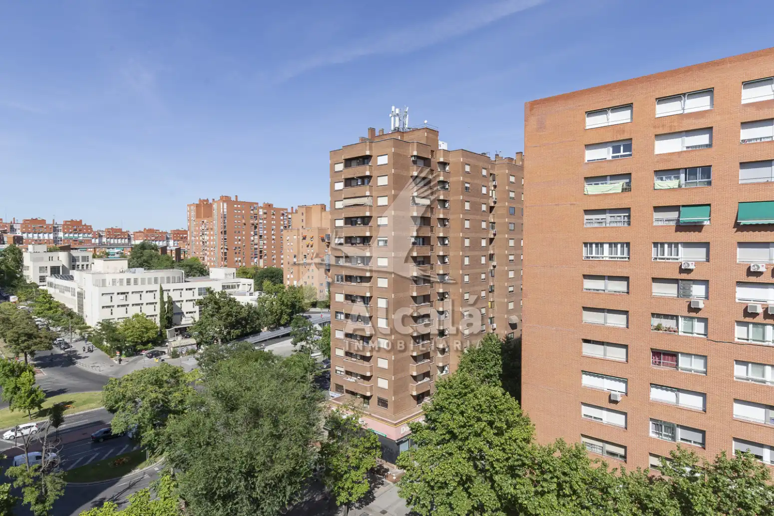 Vista exterior de Piso en venta en Madrid con Calefacción y Terraza