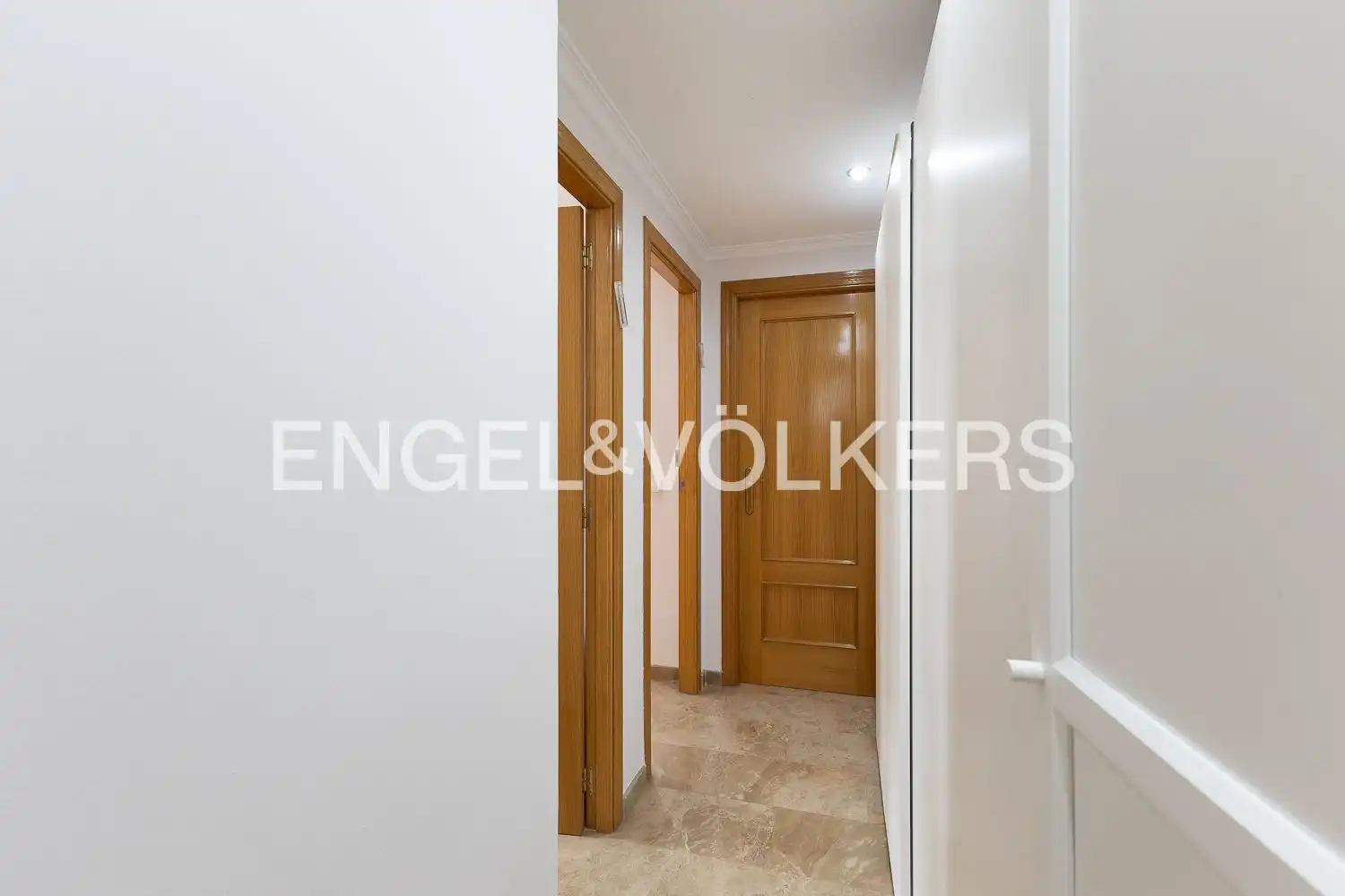 Wohnung zum Verkauf in Valencia mit Klimaanlage, Heizung und Privatgarten