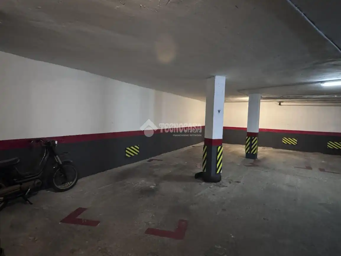 Parking de Piso en venta en León Capital  con Calefacción y Parquet