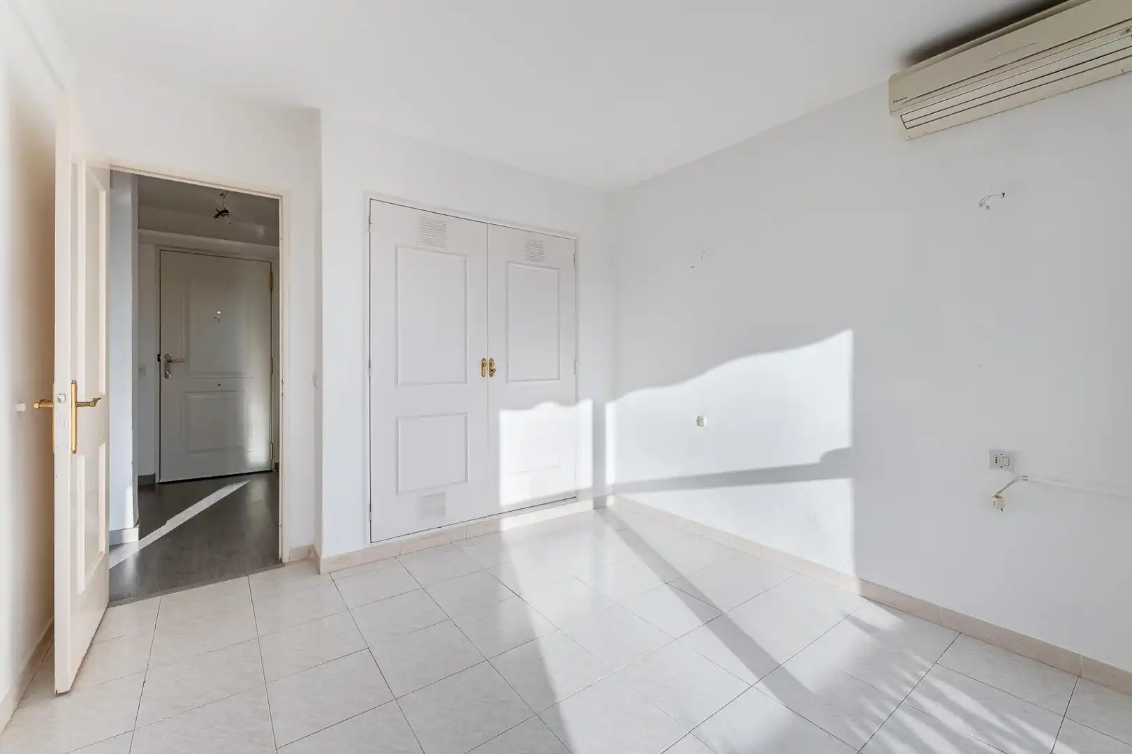 Habitación de Apartamento en venta en Benalmádena con Aire acondicionado, Calefacción y Jardín privado