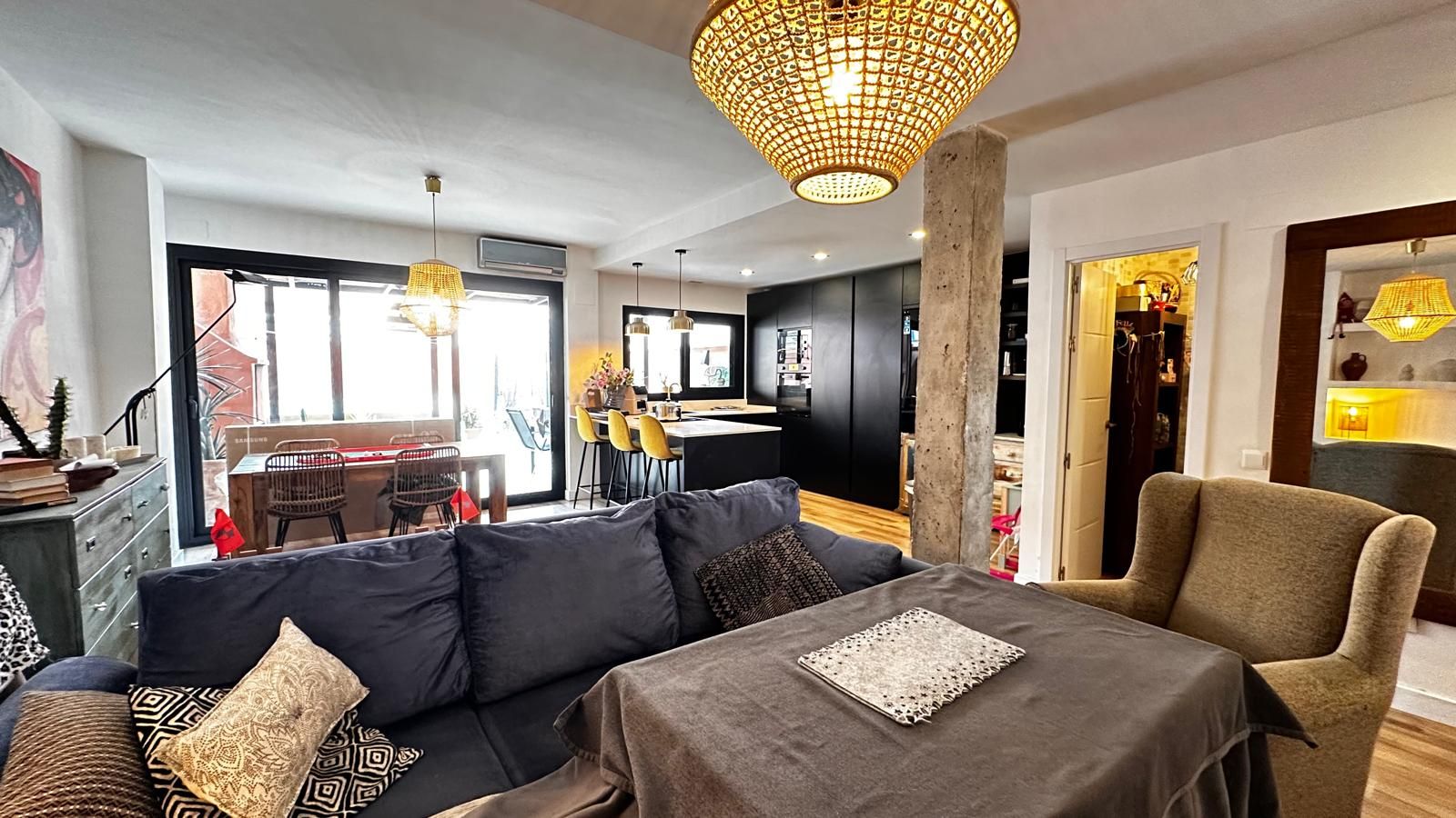 Sala de estar de Casa adosada en venta en Gines con Aire acondicionado y Terraza