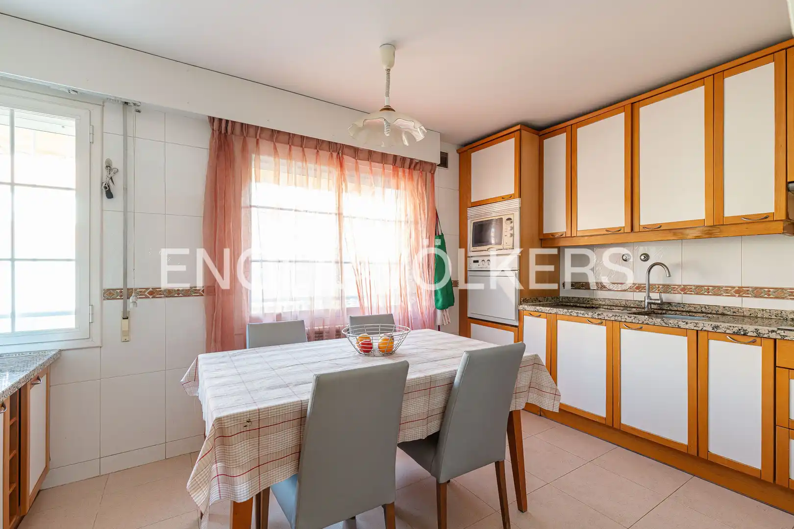 Cocina de Casa adosada en venta en Madrid con Aire acondicionado, Calefacción y Jardín privado