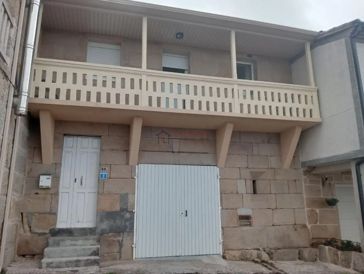 Außenansicht von Einfamilien-Reihenhaus zur Miete in San Cibrao das Viñas mit Heizung und Balkon