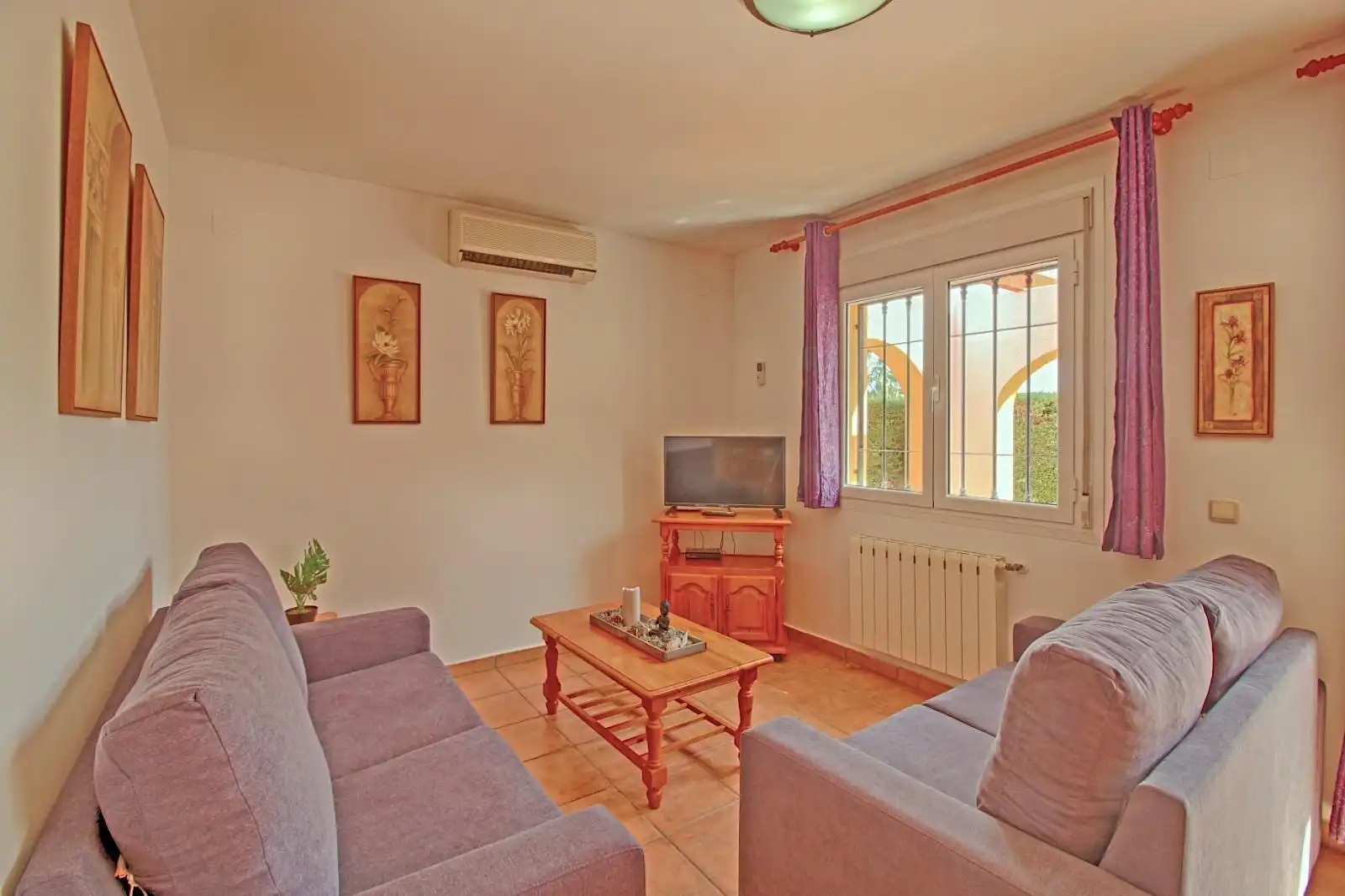 Sala d'estar de Casa adosada en venda en Calpe / Calp amb Aire condicionat, Calefacció i Jardí privat