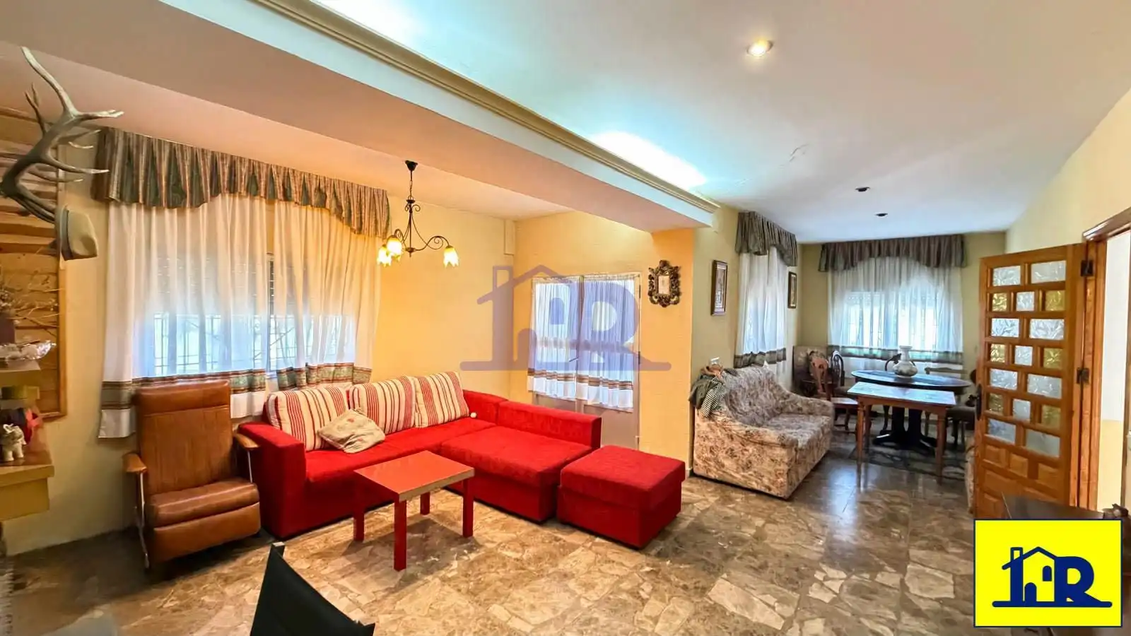Sala d'estar de Casa o xalet en venda en Cañada del Hoyo amb Calefacció, Terrassa i Traster