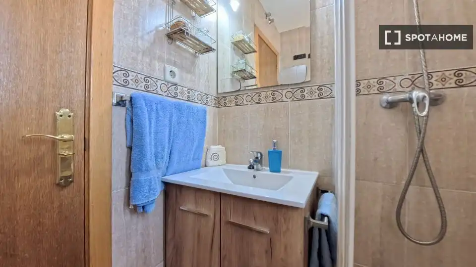 Bathroom of Flat for rent in Madrid  with Air Conditioner, Heating and Furnished