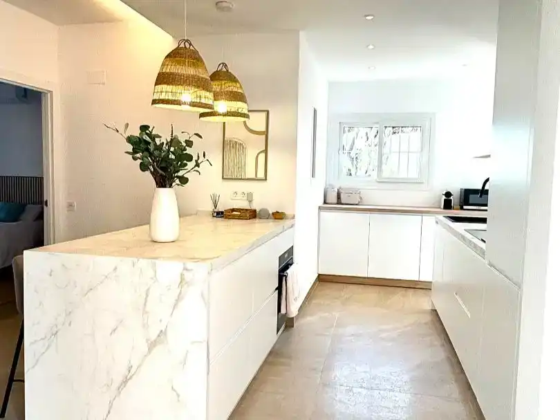 Cocina de Piso de alquiler en Marbella con Aire acondicionado, Jardín privado y Piscina