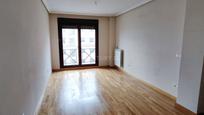 Bedroom of Flat for sale in  Madrid Capital