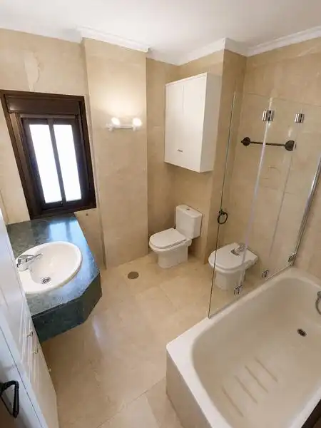 Badezimmer von Wohnung zur Miete in Estepona mit Terrasse
