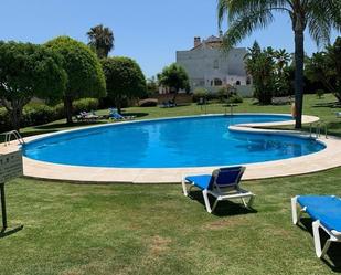 Piscina de Casa adosada en venda en Carbajosa de la Sagrada amb Aire condicionat, Jardí privat i Terrassa