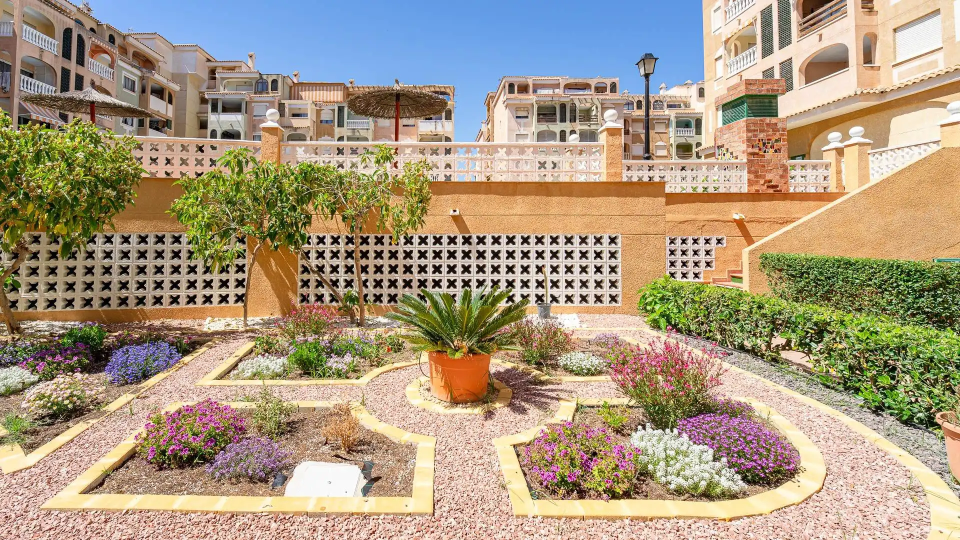 Garten von Wohnung zum Verkauf in Torrevieja mit Klimaanlage, Heizung und Privatgarten