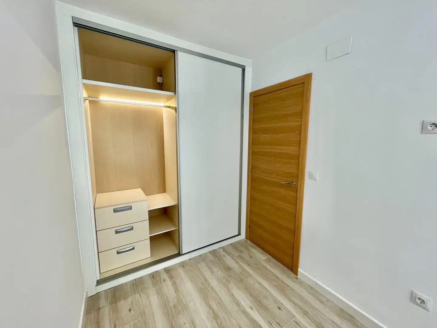 Dormitori de Pis de lloguer en Córdoba amb Aire condicionat, Terrassa i Moblat