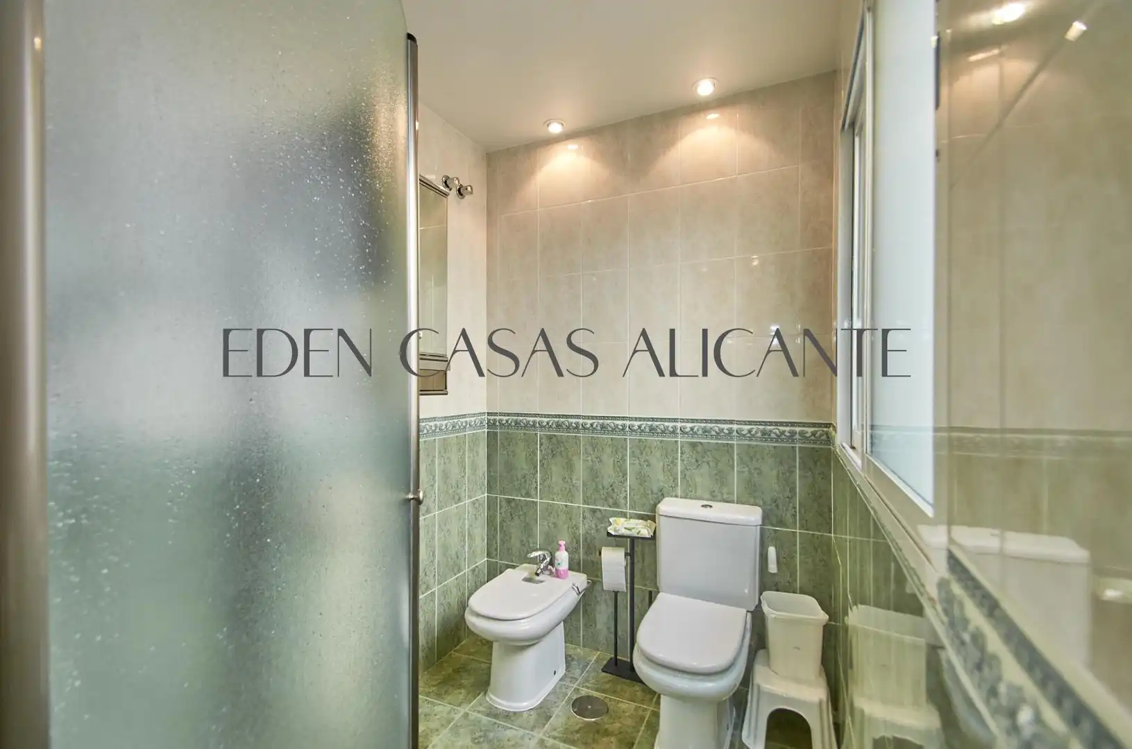 Bany de Casa adosada en venda en San Vicente del Raspeig / Sant Vicent del Raspeig amb Aire condicionat, Jardí privat i Parquet