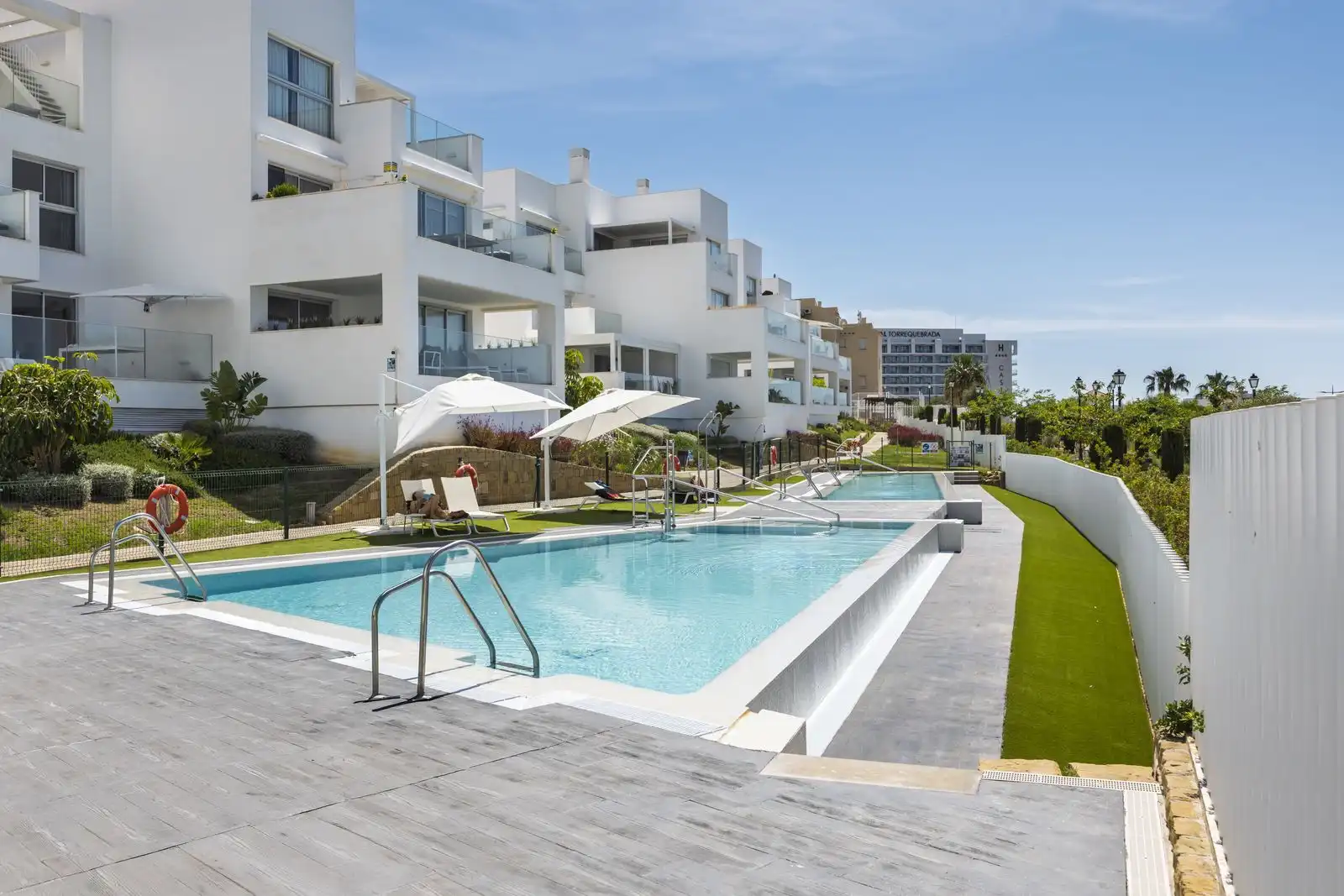 Schwimmbecken von Wohnungen zum Verkauf in Benalmádena mit Klimaanlage, Privatgarten und Terrasse