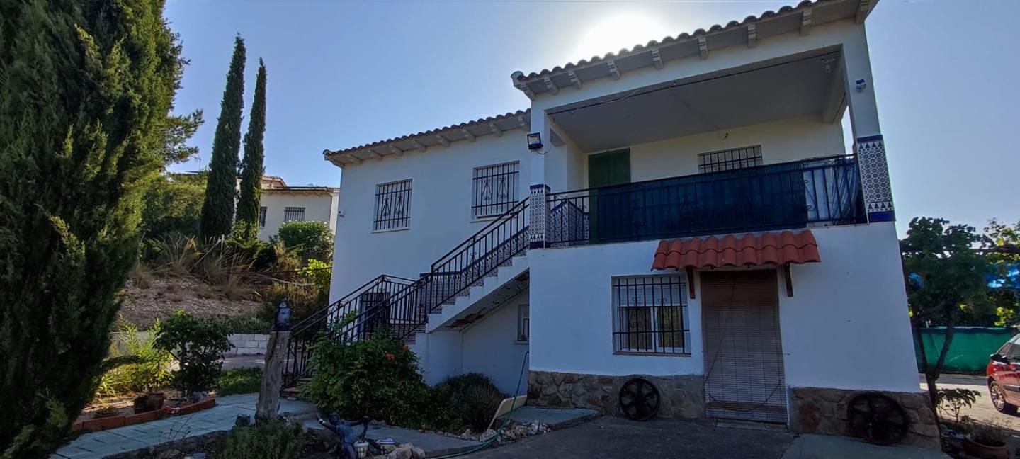 Vista exterior de Casa o xalet en venda en Estremera amb Jardí privat, Terrassa i Piscina