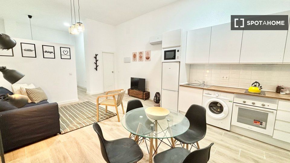 Sala de estar de Piso de alquiler en  Madrid Capital con Aire acondicionado, Calefacción y Amueblado