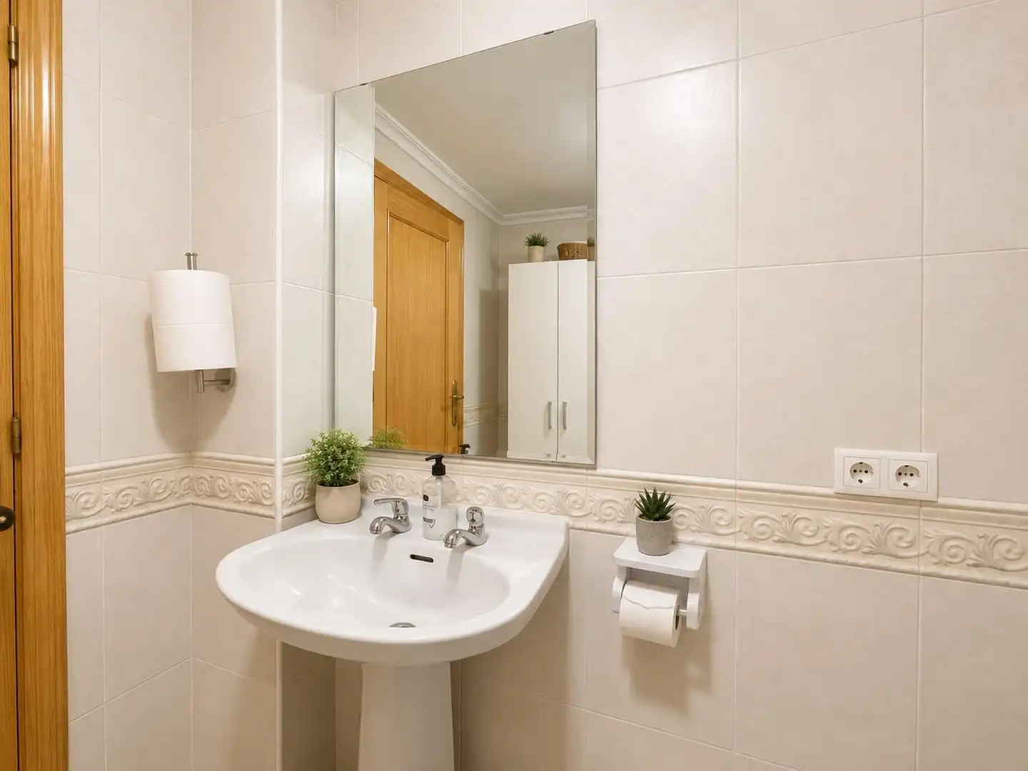 Bathroom of Commercial properties for rent in Valencia