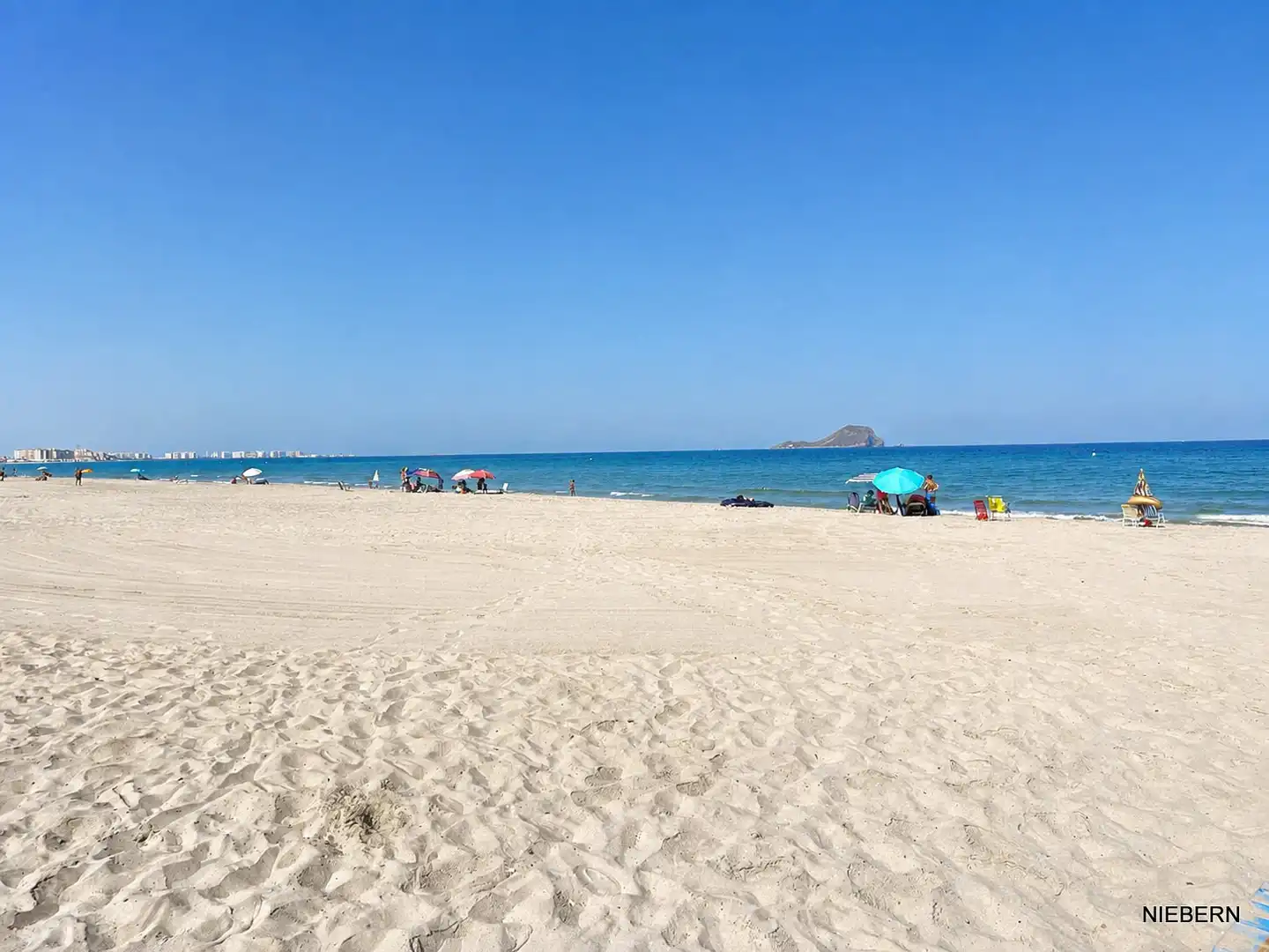 Vista exterior de Pis en venda en La Manga del Mar Menor amb Moblat, Balcó i Piscina comunitària
