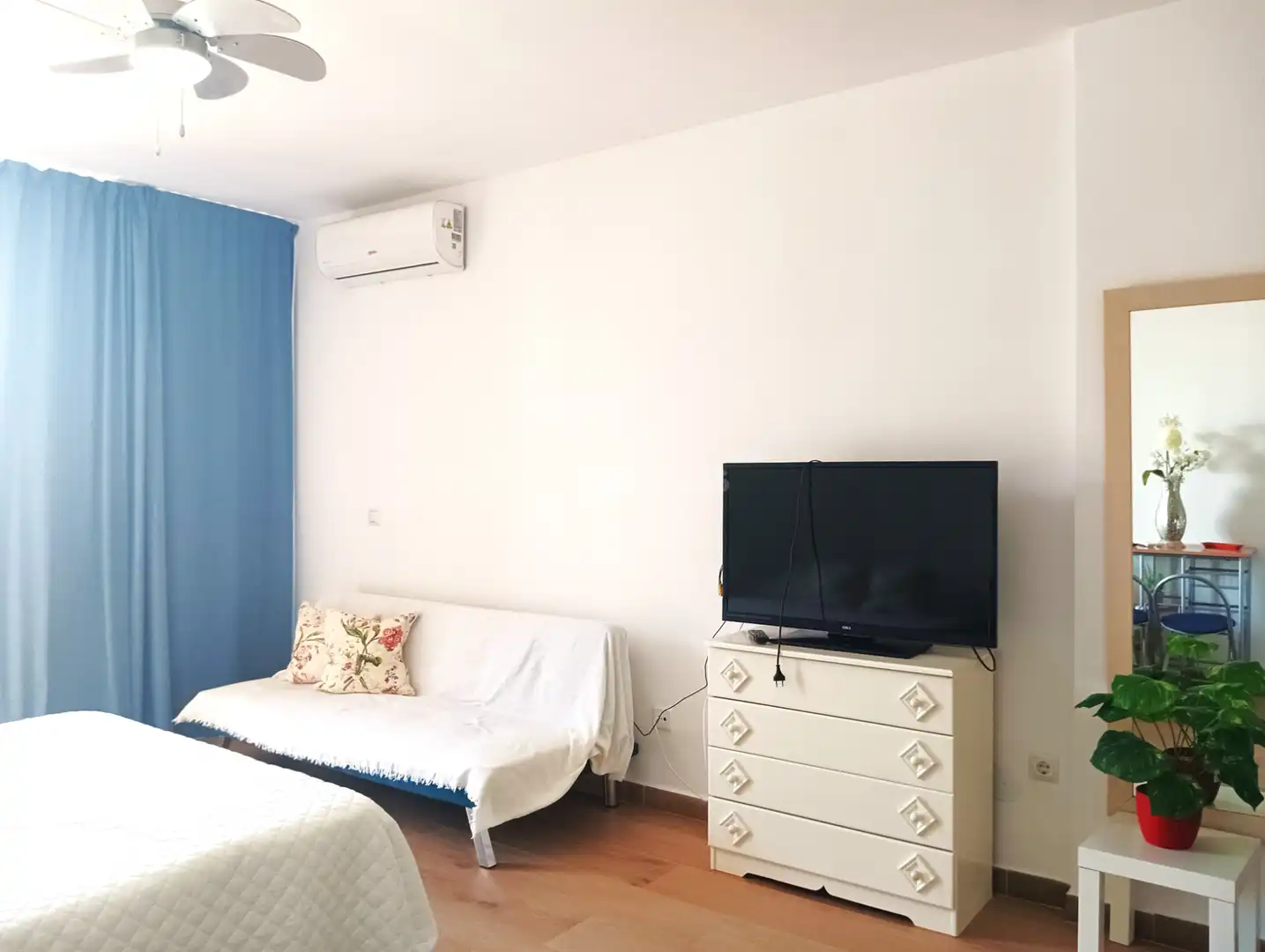 Sala d'estar de Estudi en venda en Benalmádena amb Aire condicionat, Terrassa i Moblat