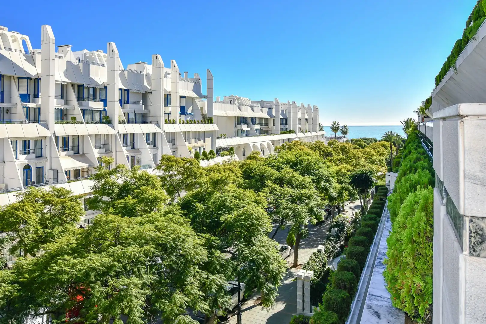 Vista exterior de Apartament en venda en Marbella amb Aire condicionat, Terrassa i Piscina