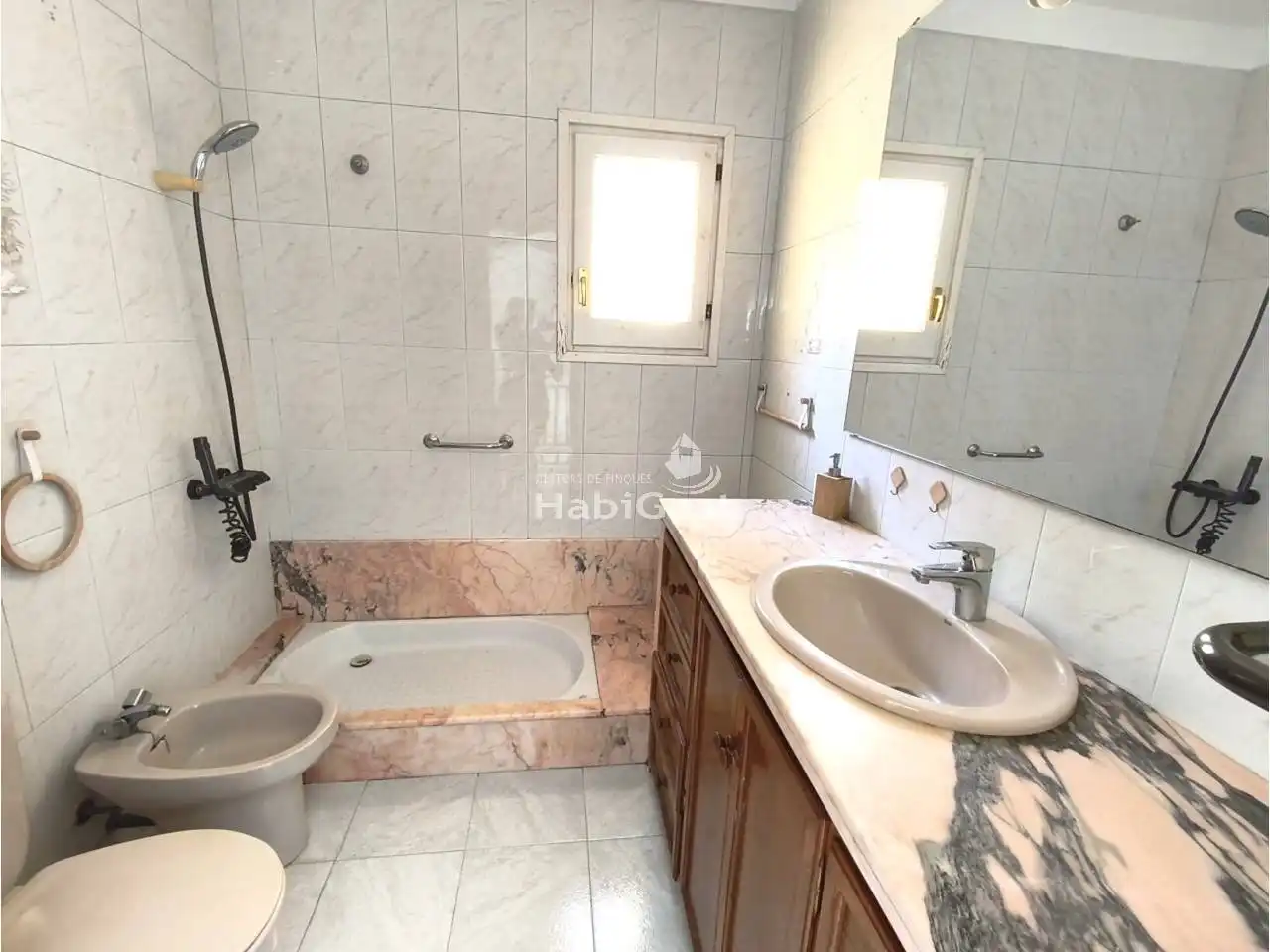 Badezimmer von Haus oder Chalet zum Verkauf in Medinyà mit Heizung und Terrasse