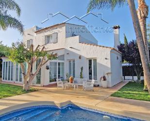 Vista exterior de Casa o xalet en venda en El Puerto de Santa María amb Aire condicionat, Jardí privat i Piscina