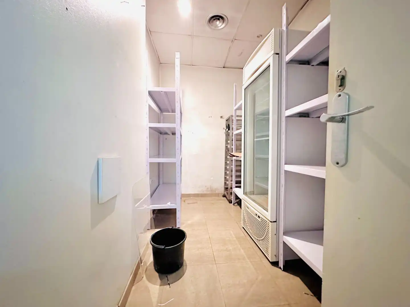 Cuina de Local de lloguer en Terrassa amb Aire condicionat i Moblat