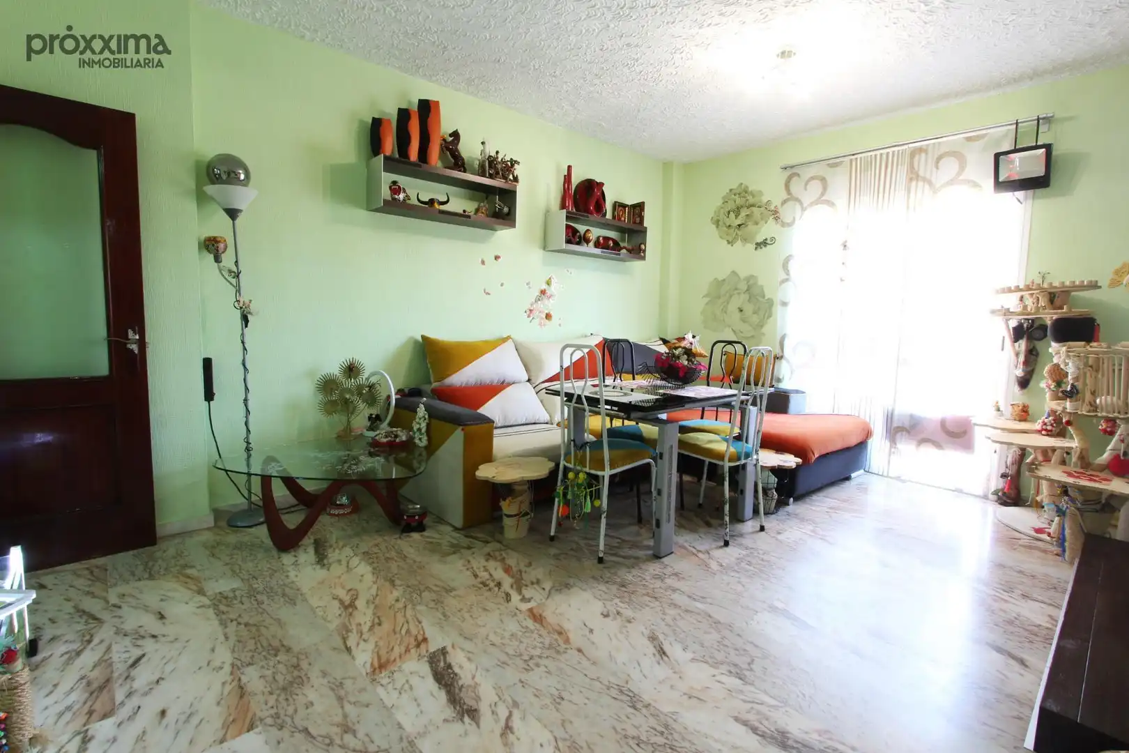 Living room of Flat for sale in  Sevilla Capital  with Air Conditioner, Furnished and Balcony