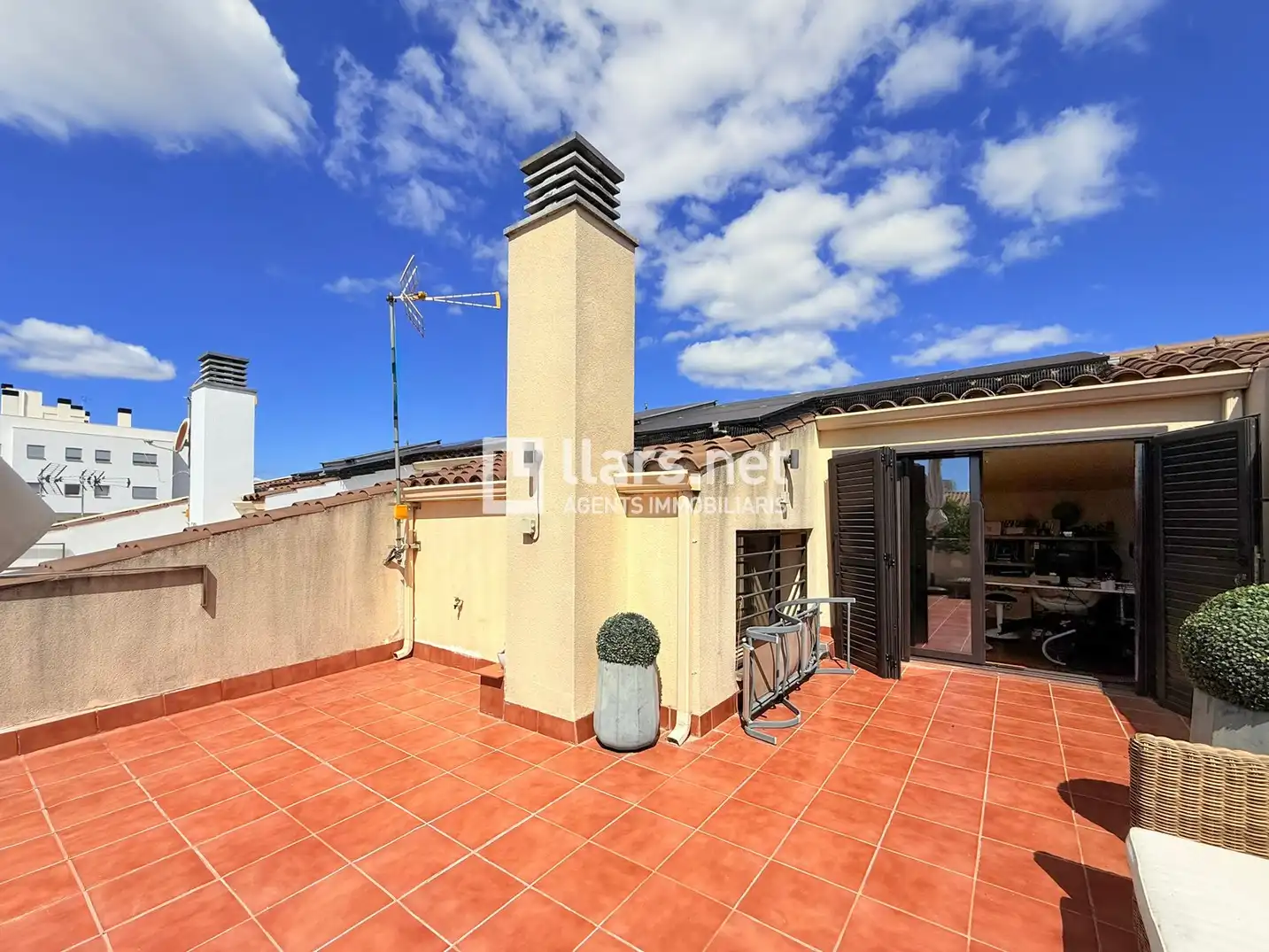 Terrasse von Einfamilien-Reihenhaus zum Verkauf in Vilanova i la Geltrú mit Klimaanlage, Heizung und Parkett