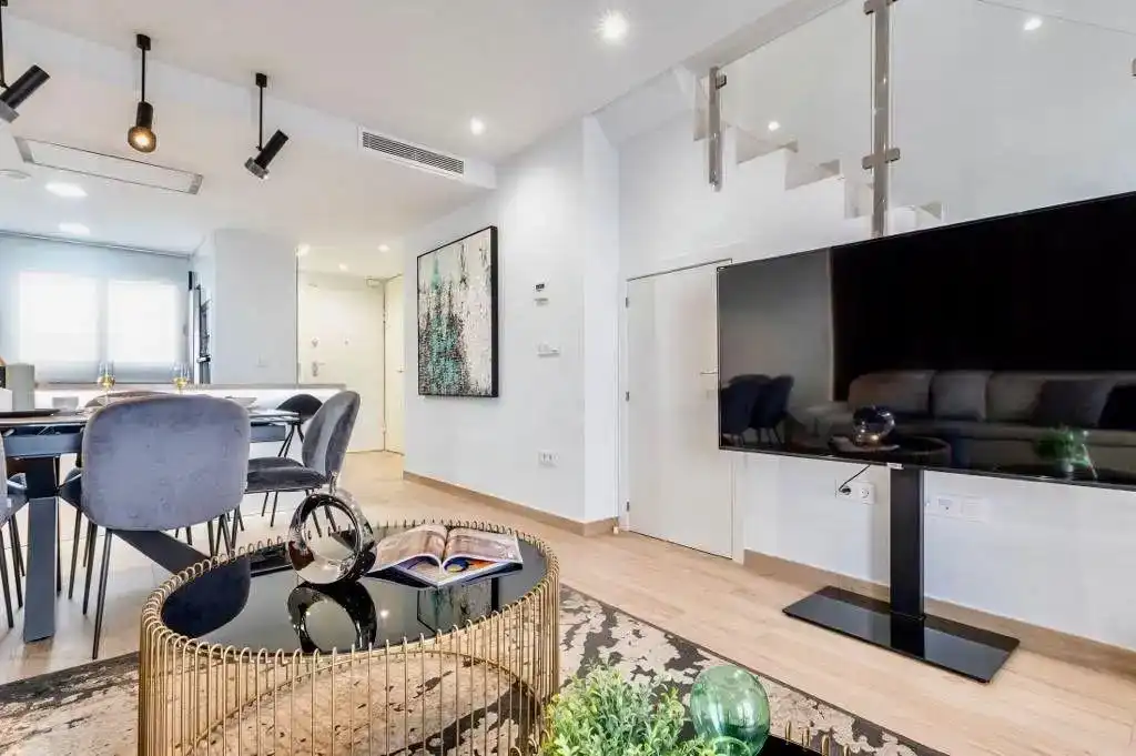 Wohnzimmer von Erdgeschoss zur Miete in Finestrat mit Klimaanlage, Privatgarten und Schwimmbad