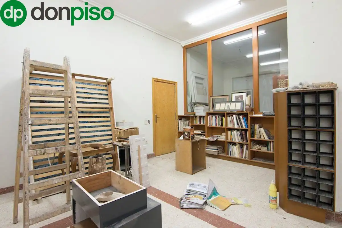 Local en venta en Granada con Amueblado