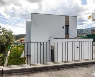 Vista exterior de Casa o xalet en venda en Castellar del Vallès amb Aire condicionat, Calefacció i Jardí privat