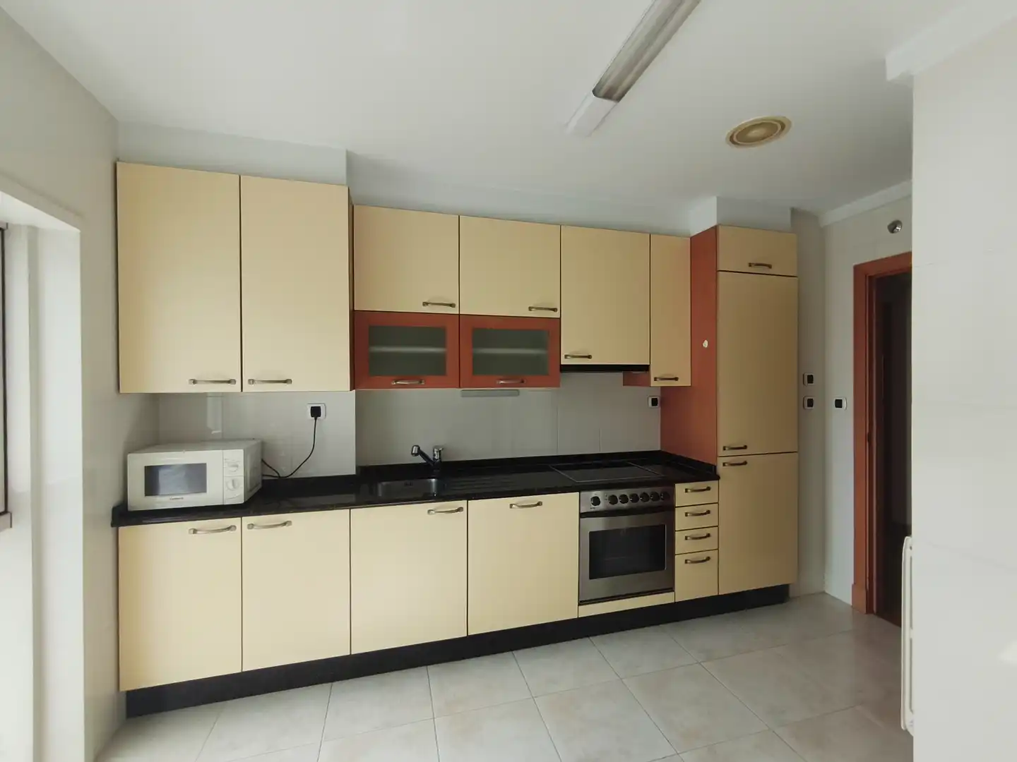 Küche von Wohnung zur Miete in A Coruña Capital  mit Heizung, Parkett und Ofen
