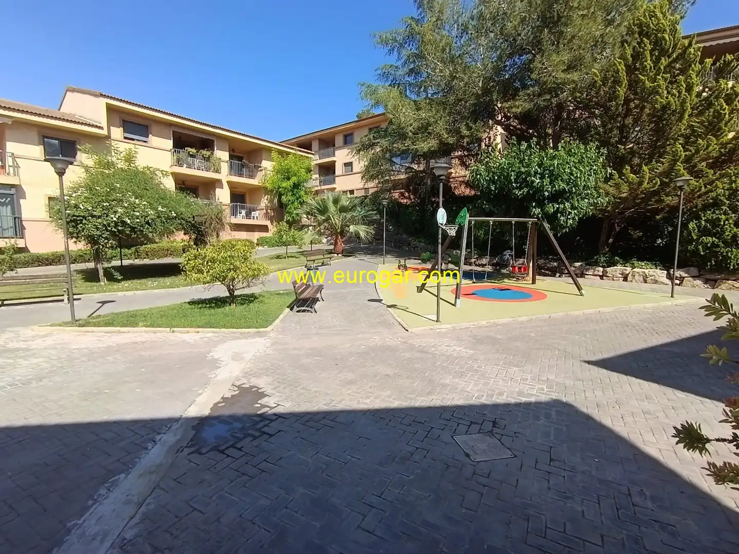 Aparcament de Apartament en venda en Chiva amb Aire condicionat, Calefacció i Piscina comunitària