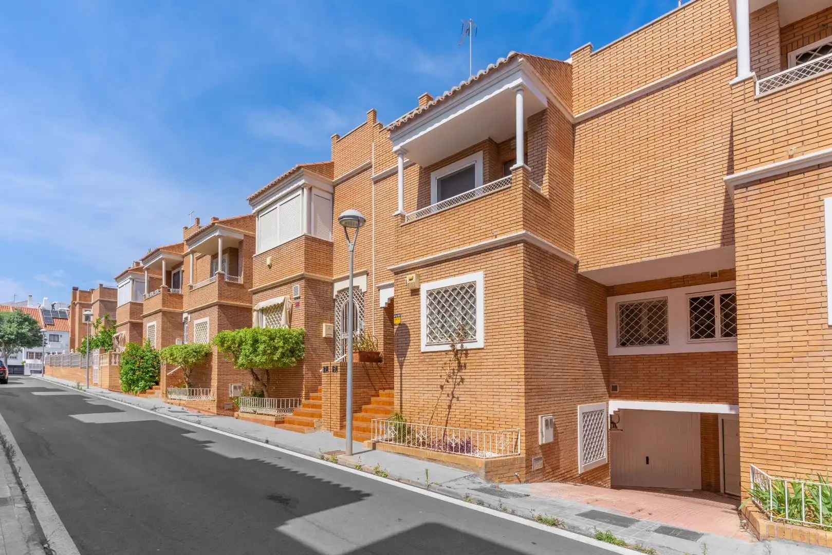 Vista exterior de Dúplex en venda en Almería amb Aire condicionat, Calefacció i Jardí privat