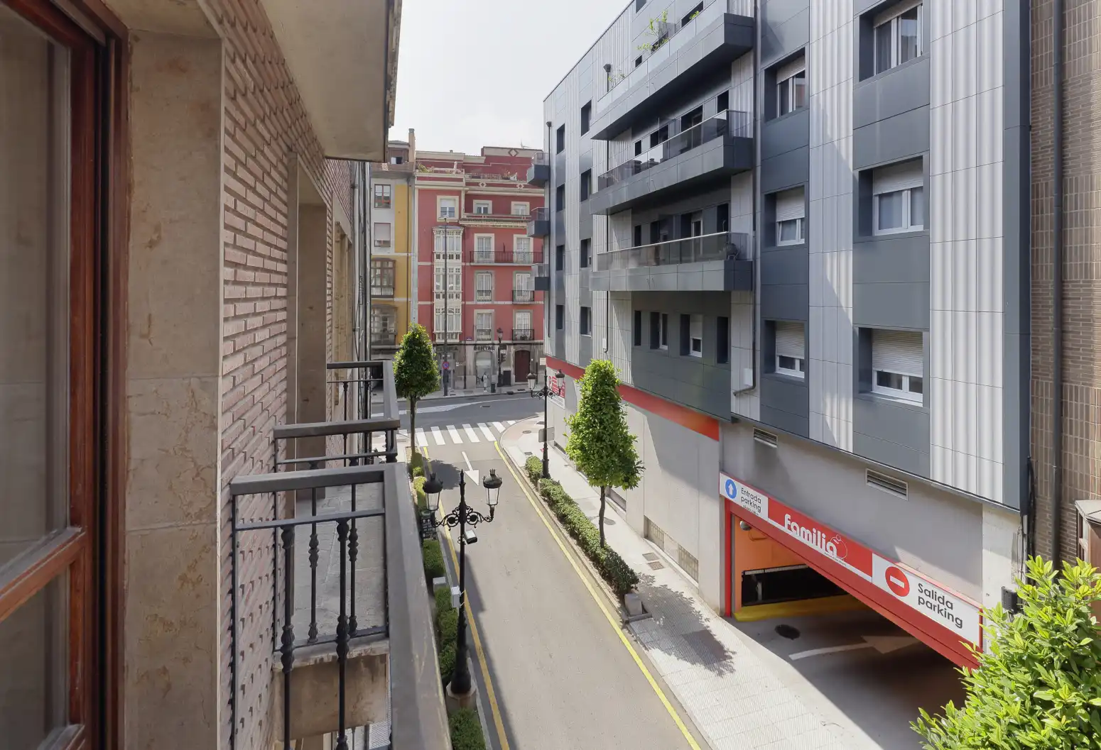 Vista exterior de Pis en venda en Oviedo  amb Calefacció, Parquet i Traster