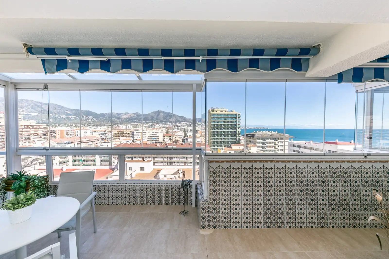 Terrasse von Dachboden zur Miete in Fuengirola mit Klimaanlage, Terrasse und Möbliert