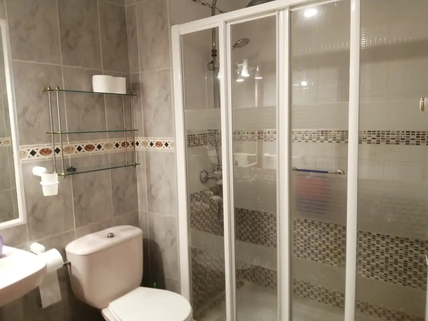 Baño de Piso de alquiler en Cádiz con Aire acondicionado, Terraza y Amueblado