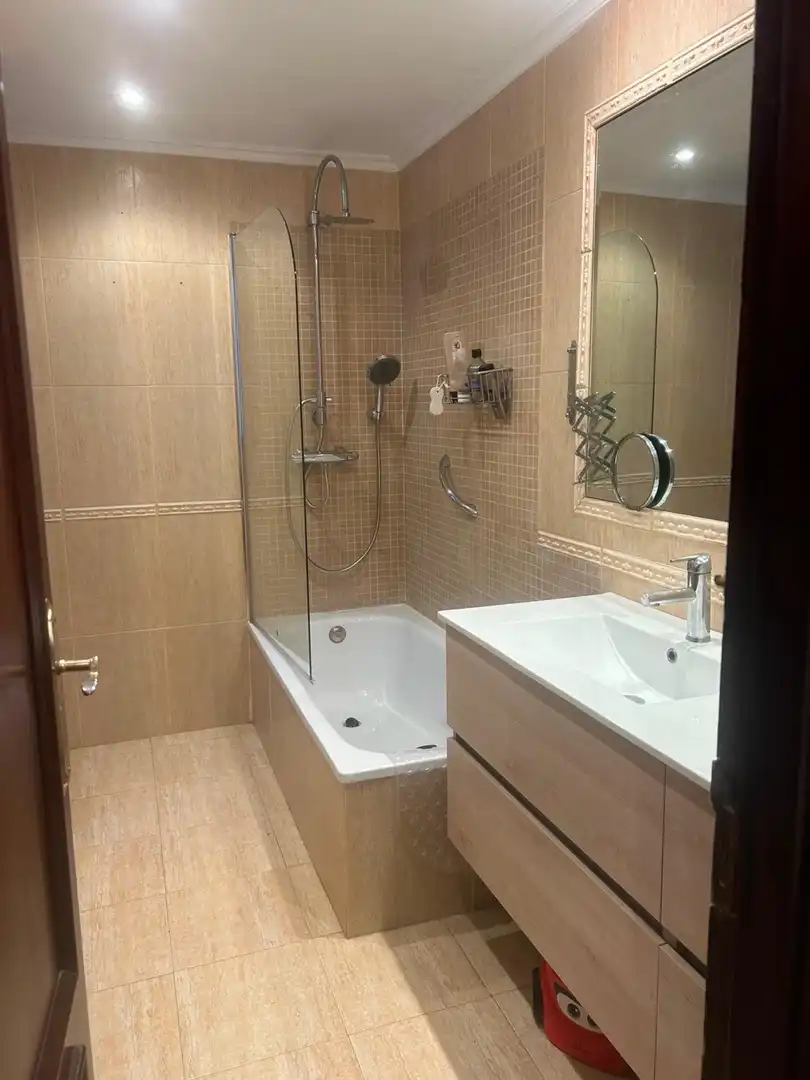 Badezimmer von Wohnung zur Miete in Gijón  mit Heizung, Parkett und Möbliert