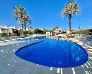 Piscina de Casa adosada de lloguer en Estepona amb Aire condicionat, Terrassa i Piscina