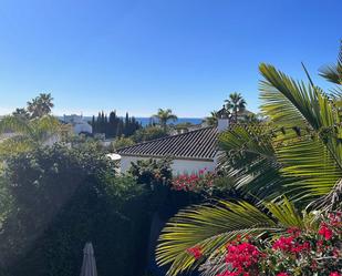 Vista exterior de Casa adosada en venda en Marbella amb Aire condicionat, Terrassa i Piscina