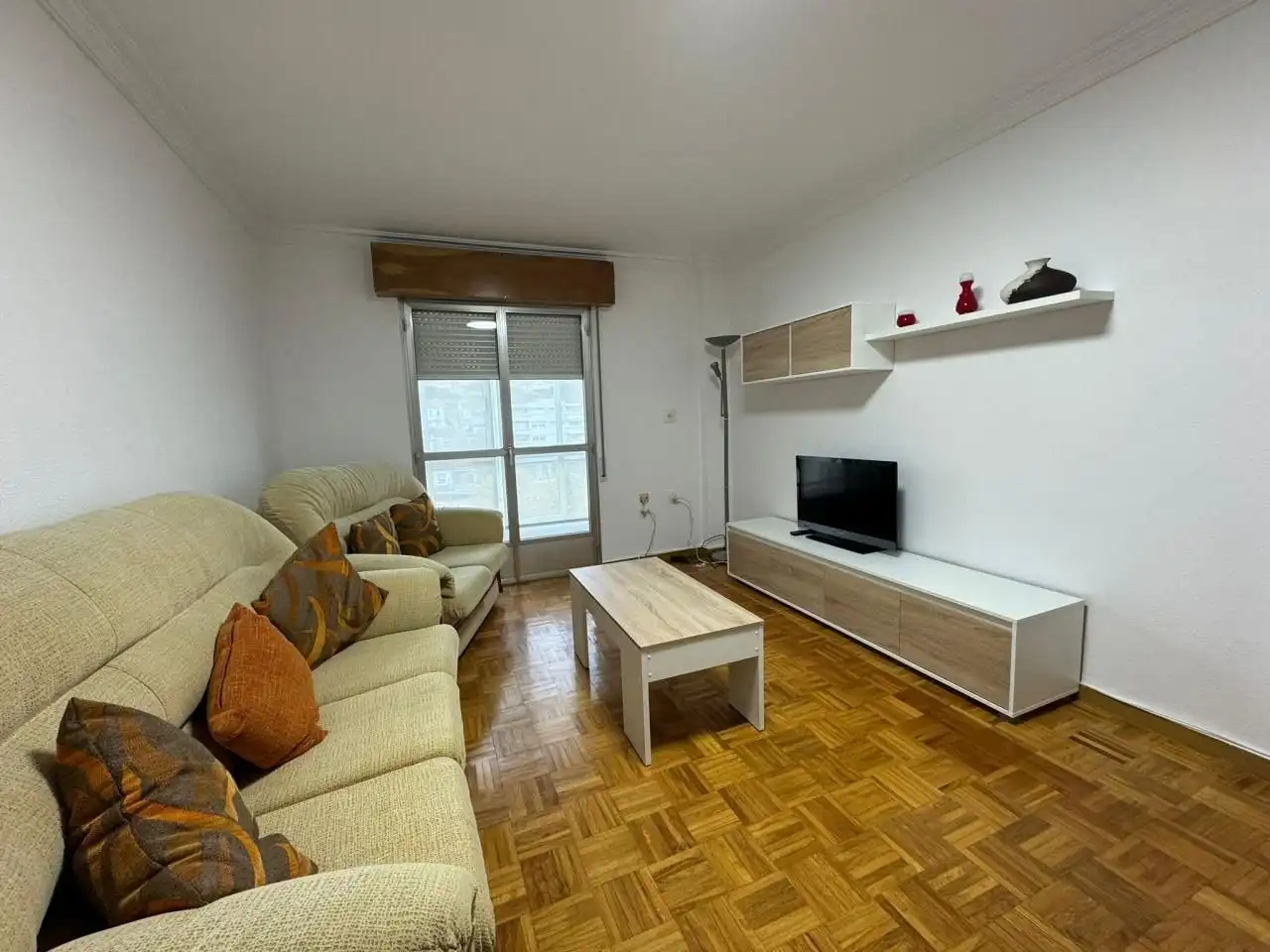 Living room of Flat for share in Ourense Capital   with Heating, Parquet flooring and Furnished